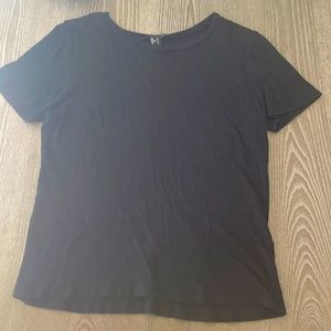 Selling a black t-shirt, in good conditions